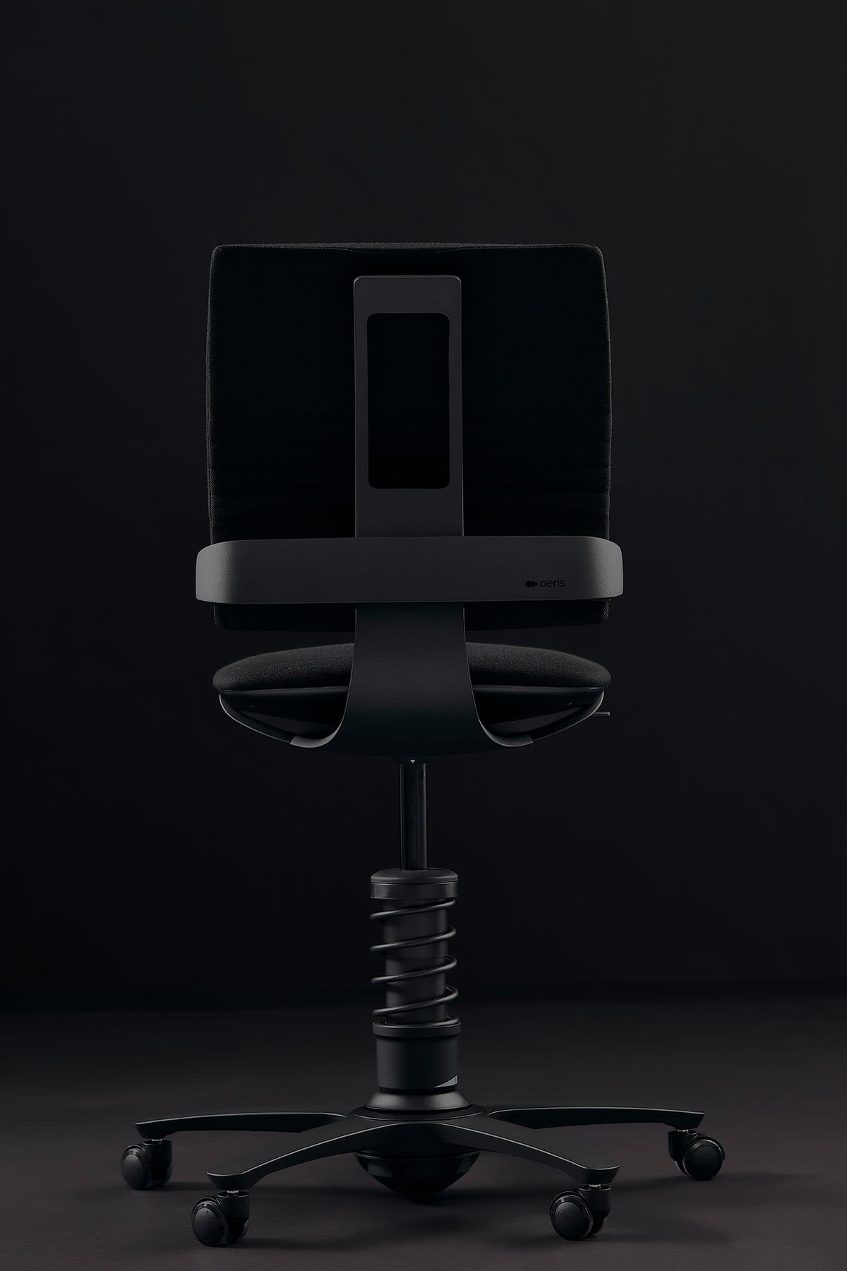 3Dee active chair seen from the front against a dark background