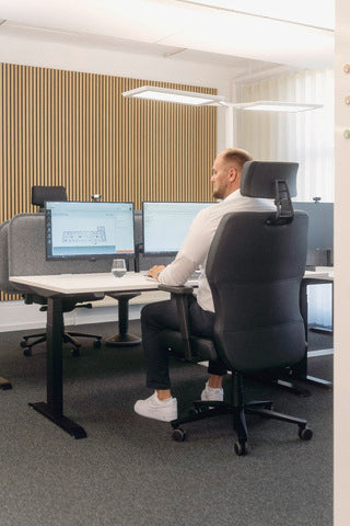 Man working at a desk seated on an XXLis5 office chair
