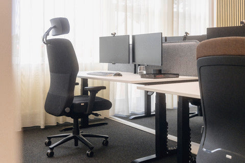 Office workstation with an XXLis5 chair at a desk with monitors