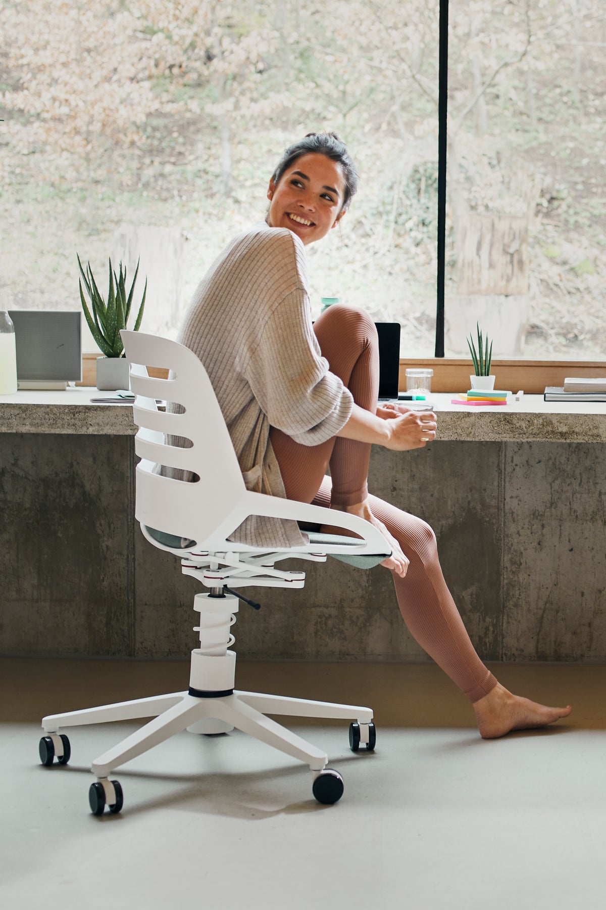 Woman working at a desk while seated on a Numo Task Spring active chair