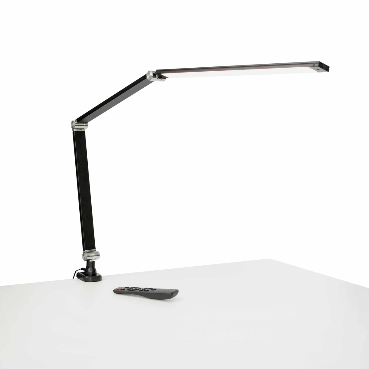 Musta Link LED -työpistevalaisin säädettävällä metallivarrella valkoisella pöydällä.