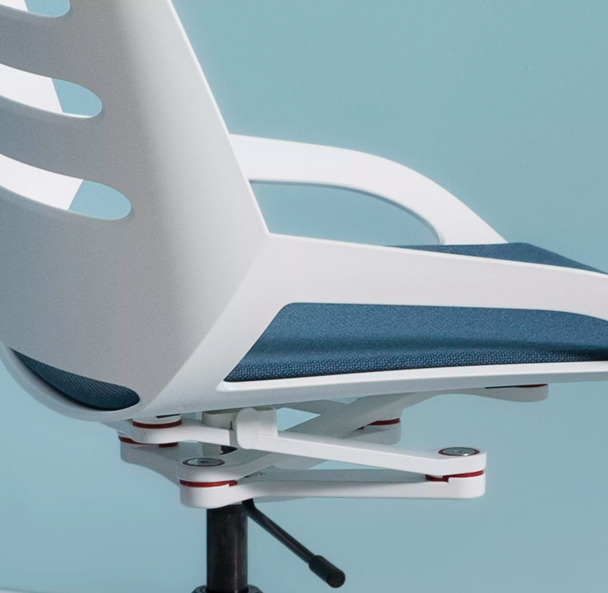 Close-up of the white ribbed backrest and blue seat of the Numo Task active chair