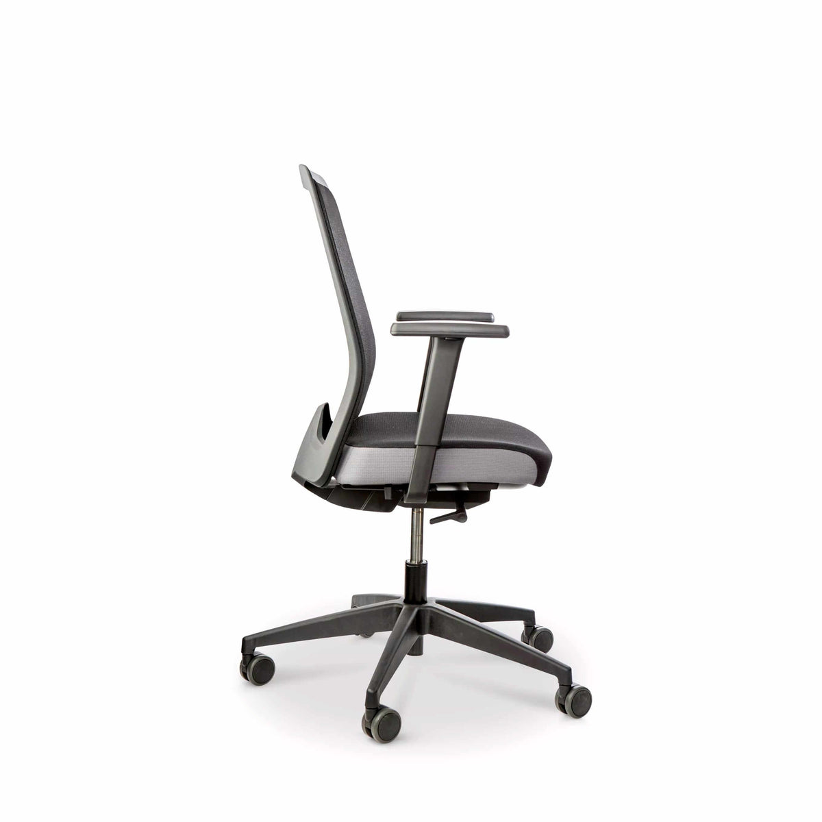 EVERYis1 office chair viewed from the side, showing the backrest profile