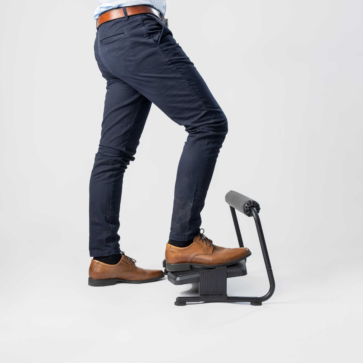 Man standing with one foot resting on the Foot support Flex perch