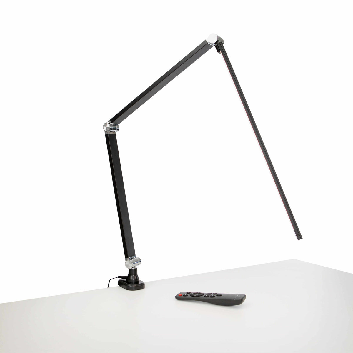 Musta Link LED -työpistevalaisin säädettävällä metallivarrella ja kaukosäätimellä, täydellinen moderniin työtilaan.