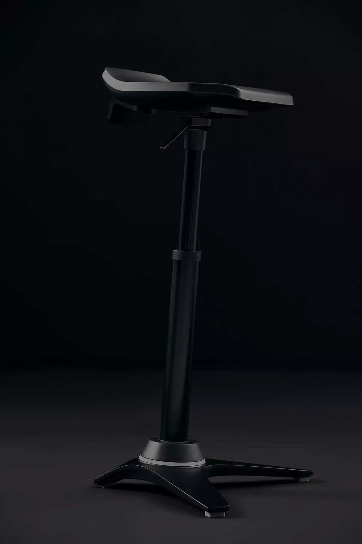 Muvman Industry active chair with high gas spring in black for ergonomic standing support in industrial settings.