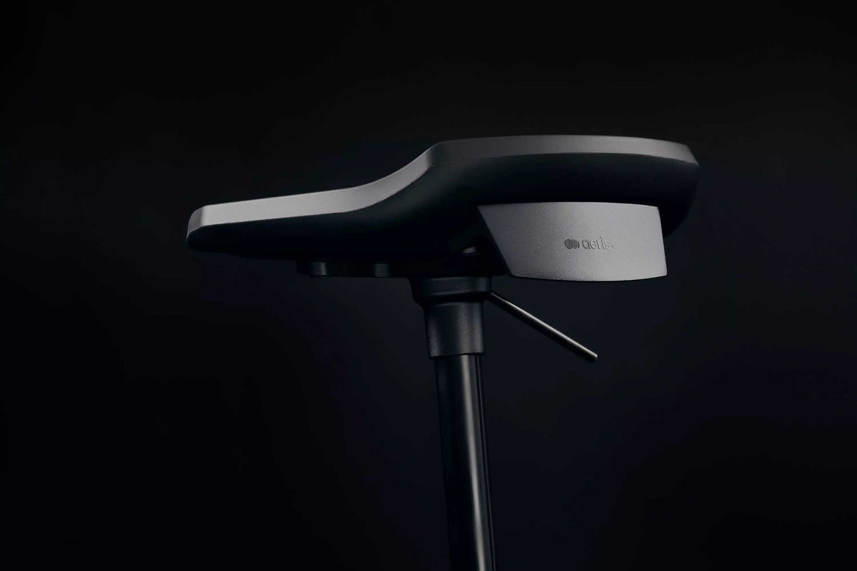 Muvman Industry active chair with high gas spring in black, designed for ergonomic standing and sitting in industrial settings.